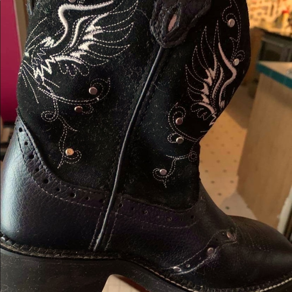 Very next to new boots barely worn. Price can be OBO
